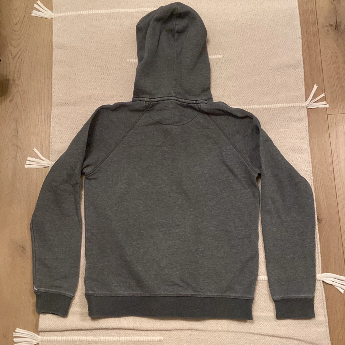 Mörkgrå hoodie från GANT med emblem - 2