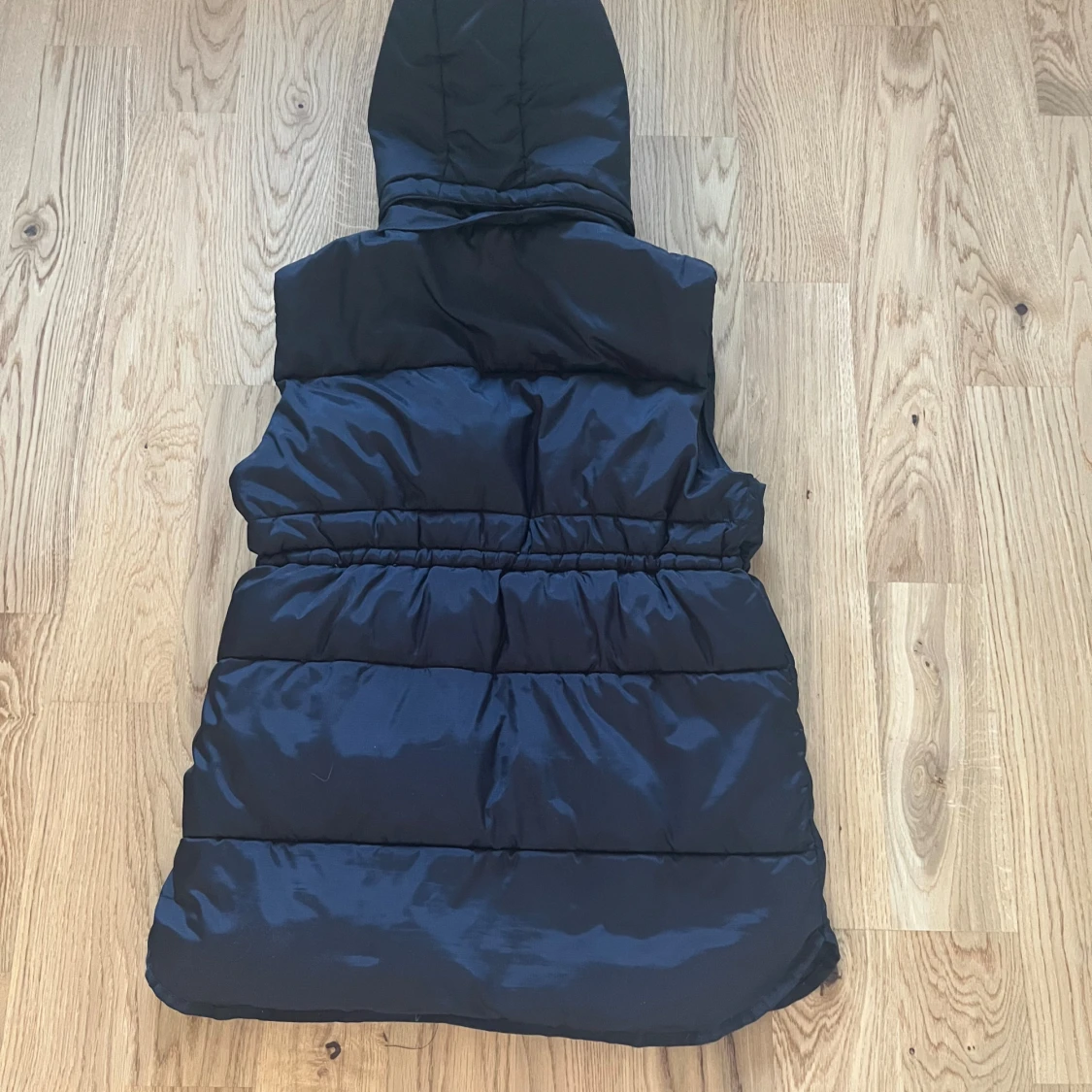 Svart dunväst med huva från H&M - 1