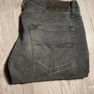 Svarta tiger of sweden jeans - Snygga svarta jeans från tiger of sweden! Storlek  32/34! Fraktas samma dag som köp sker! Riktigt snygga som passar till allt! Hyfsat skick måste jag ändå säga! Hör av dig vid fundering! Pris kan sänkas vid snabb affär