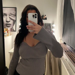 Grå ribbad tröja  - Ribbad grå tröja med hjärtringning. Nypris 199kr