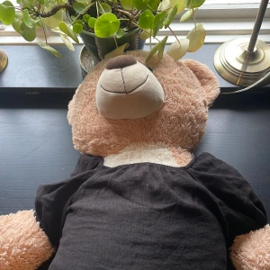 Svart t-shirt från H&M, strl 140 - Svart t-shirt från H&M i storlek 140. T-shirten har korta ärmar och är tillverkad i ett mjukt, lätt bomullstyg. Enkel och stilren modell som passar perfekt till jeans eller shorts.