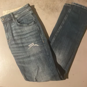 Jack and jones jeans med slitningar - Sköna och bekväma jeans från Jack and Jones. Modell skinny Liam de sitter som slim modellen glen, fast ännu bättre passform. Skicka gärna ett DM för fler bilder eller frågor. Pris kan diskuteras vid snabb affär 🤝
