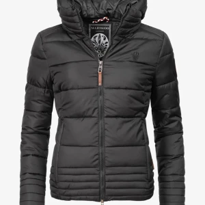 Marikoo Vinterjacka - En vinterjacka som är använd få gånger och är fortfarande i nyskick. Har en väldigt bra passform och perfekt för vintern eftersom den är väldigt varm. Jackan är slutsåld i denna svarta färgen på Zalando där jag köpte jackan. Om du vill ha bilder från jackan så är det bara att meddela eller om du har frågor! Prisförslag är bara att skicka!💞 (Jackan är i storlek xs) 