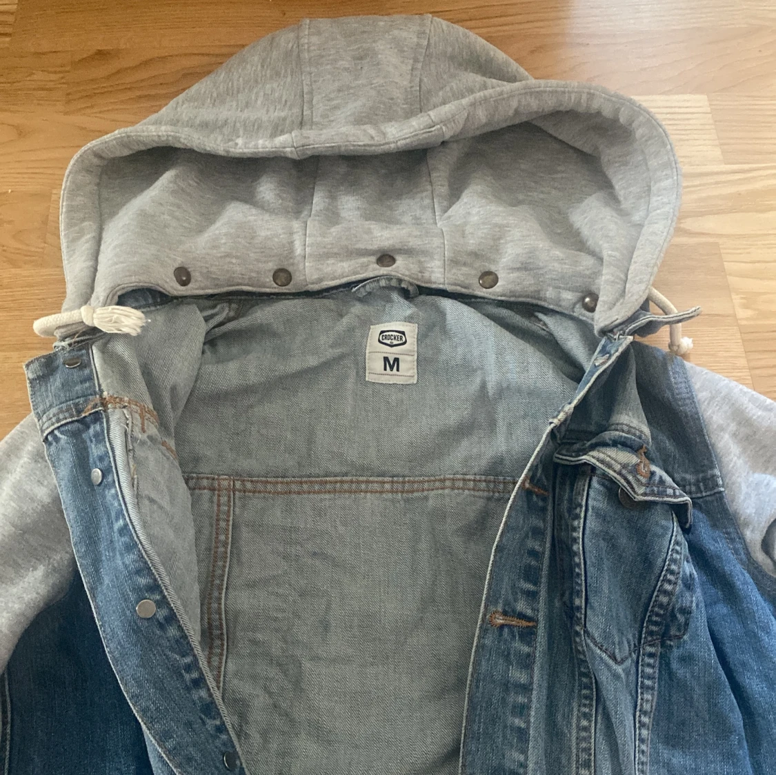 Jeansjacka med grå hoodieärmar, Crocker - 1