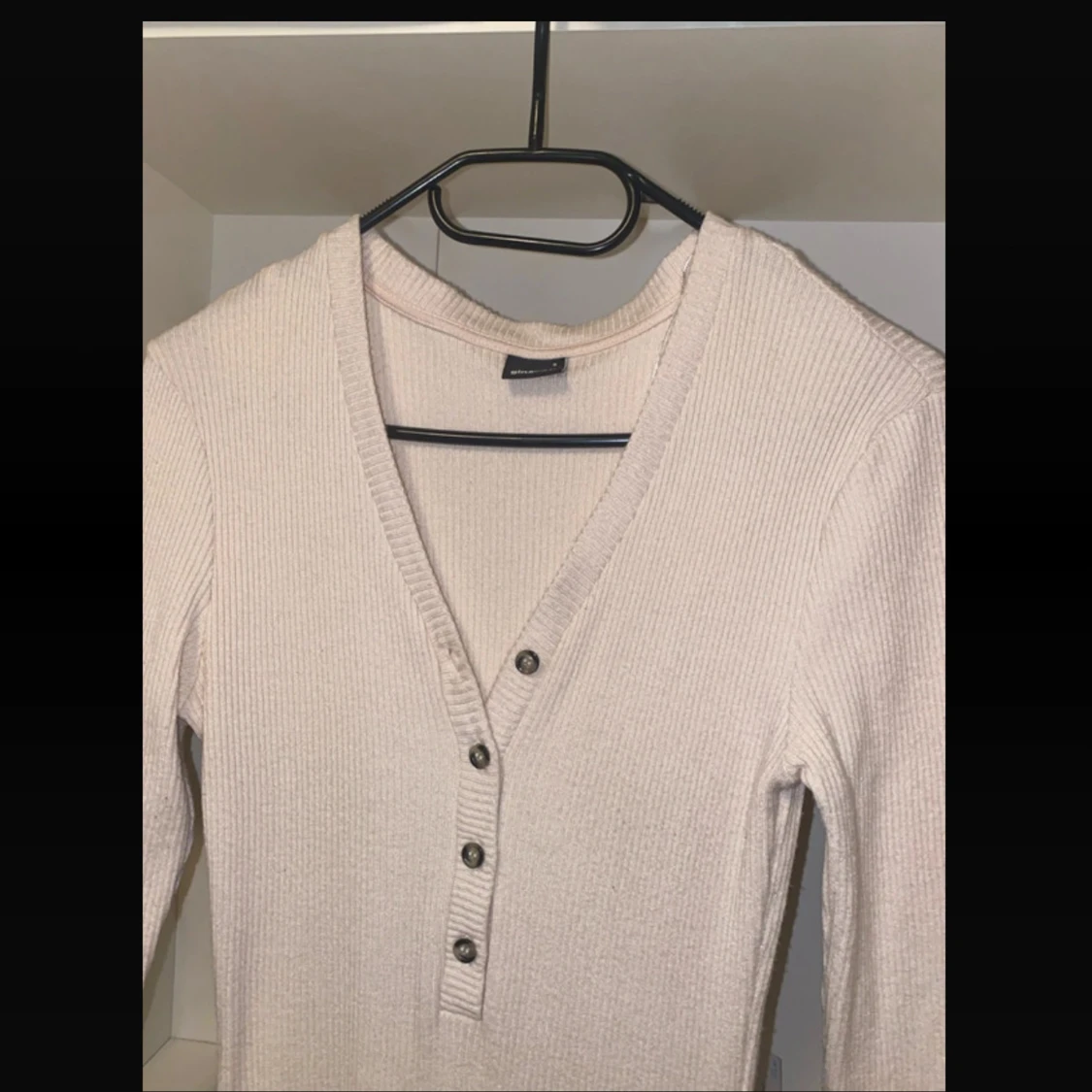 Beige ribbad långklänning från Bik Bok - 1