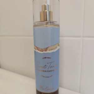 Sweet Tooth Body Mist Me espresso  - Me espresso Body mist från Sabrina Carpenter. Noter av espresso, kakao, jasmin, caramel och amber. Endast testaprayad en gång. Full. 236 ml. 60 kr. 