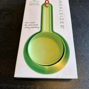 Mealsizer Portionsmått S 1500kcal - Mealsizer portionsmått i storlek S för enkel och hälsosam portionskontroll. Setet innehåller tre mått för grönsaker, kolhydrater och protein. Perfekt skick, komplett med originalförpackning och instruktionshäfte. Hjälper dig att äta rätt och hålla koll på kaloriintaget.