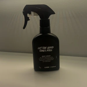 LUSH, Let The Good Times Roll - Body spray från Lush med namnet Let The Good Times Roll. Flaskan innehåller 200ml. Perfekt för dig som vill ha något annorlunda och lekfullt i din doftrutin. Jag har knappast använt den, där finns ca 190 av 200 ml kvar i flaskan. Den passar inte mig därför vill jag sälja den. ❤️🌟💗 Nypris:395kr, jag vill ej gå ner i pris då den är helt ny och jag har knappt använt den. 