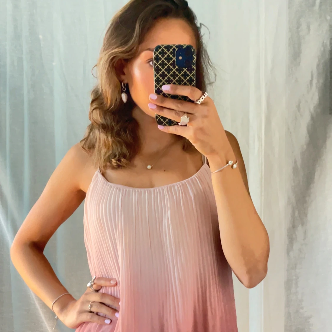 Plisserad rosa linnetopp med tunna axelband - 1