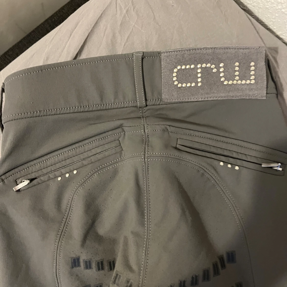 Grå ridbyxor från CRW med detaljer - 3