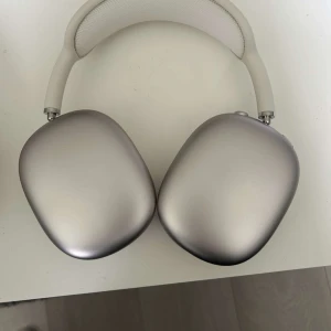 AirPods Max - Säljer då de inte kommer till användning eftersom jag har ett par likadana och fick dem i present. Bara att skriva vid frågor!