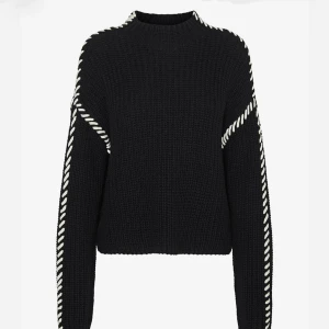 Svart tröja med vita sömmar - Jättefin o trendig svart stickad tröja med vita sömmar längs med ärmarna. Bra skick även fast den använts, inga defekter. Säljer då jag inte använder den. Kom privat för fler bilder! 💞