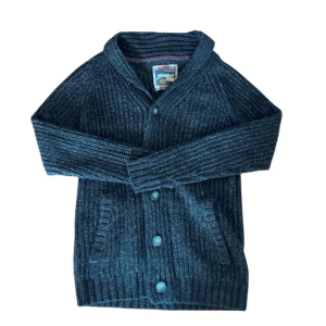 Mörkgrå stickad kofta Stitch & Soul - Mysig mörkgrå stickad kofta från Stitch & Soul med ribbad struktur och knappar framtill. Koftan har långa ärmar, två fickor och en snygg krage. Perfekt att slänga på sig när det är kyligt ute.