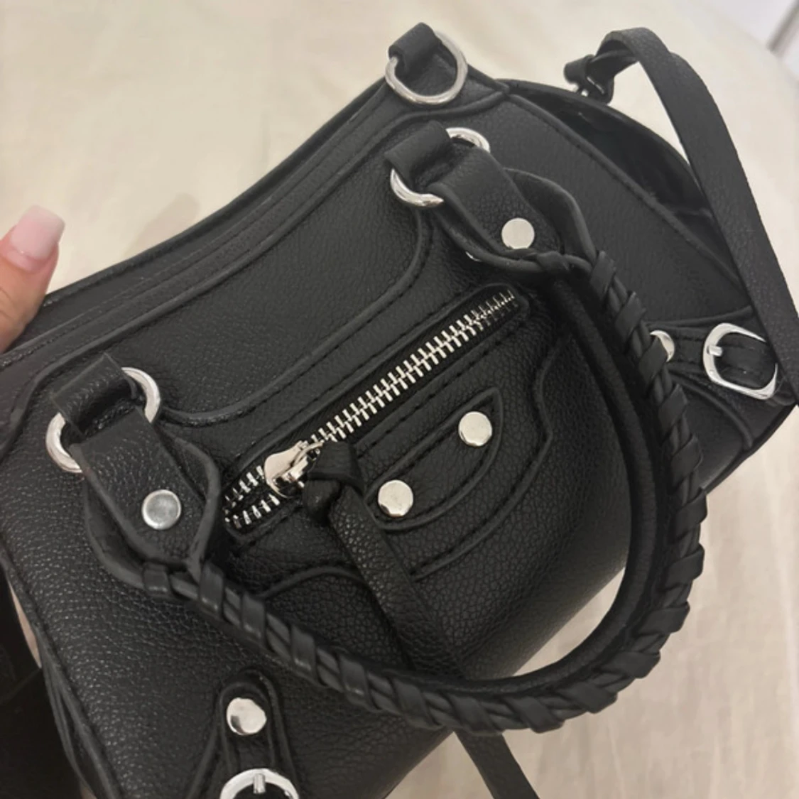 Svart handväska med silverdetaljer - 1