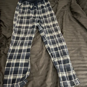 Blåa rutiga pyjamasbyxor  - Skriv om du har några frågor.