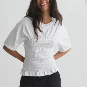 Helt oanvänd topp Nelly!  - Prislappen är kvar, jätte skönt material 💕 skriv för frågor, köpte för 300 