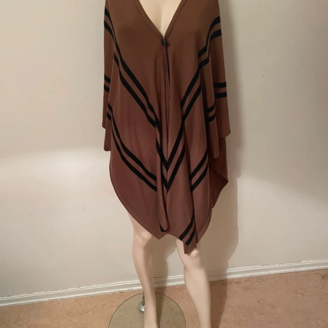 Brun ponchoväst med svarta ränder - 2