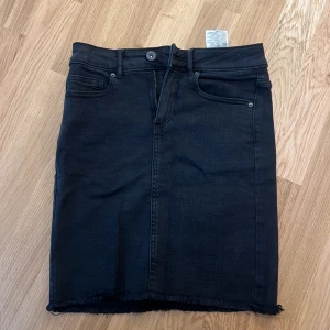 Svart kortkjol  - Svart kortkjol i stl xs