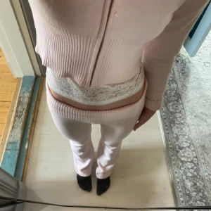 Stickat sett från Gina tricot  - Barnstorlek 158/164 men passar också XXS/Xs Stickat sett från Gina tricot. Väldigt mjukt och skönt ! Tröjan är endast använd 1 gång men  har en liten fläck på ena armen som inte syns när man har på sig den men den går säkert bort i tvätt. Byxorna är aldrig använda Köpta för 500kr