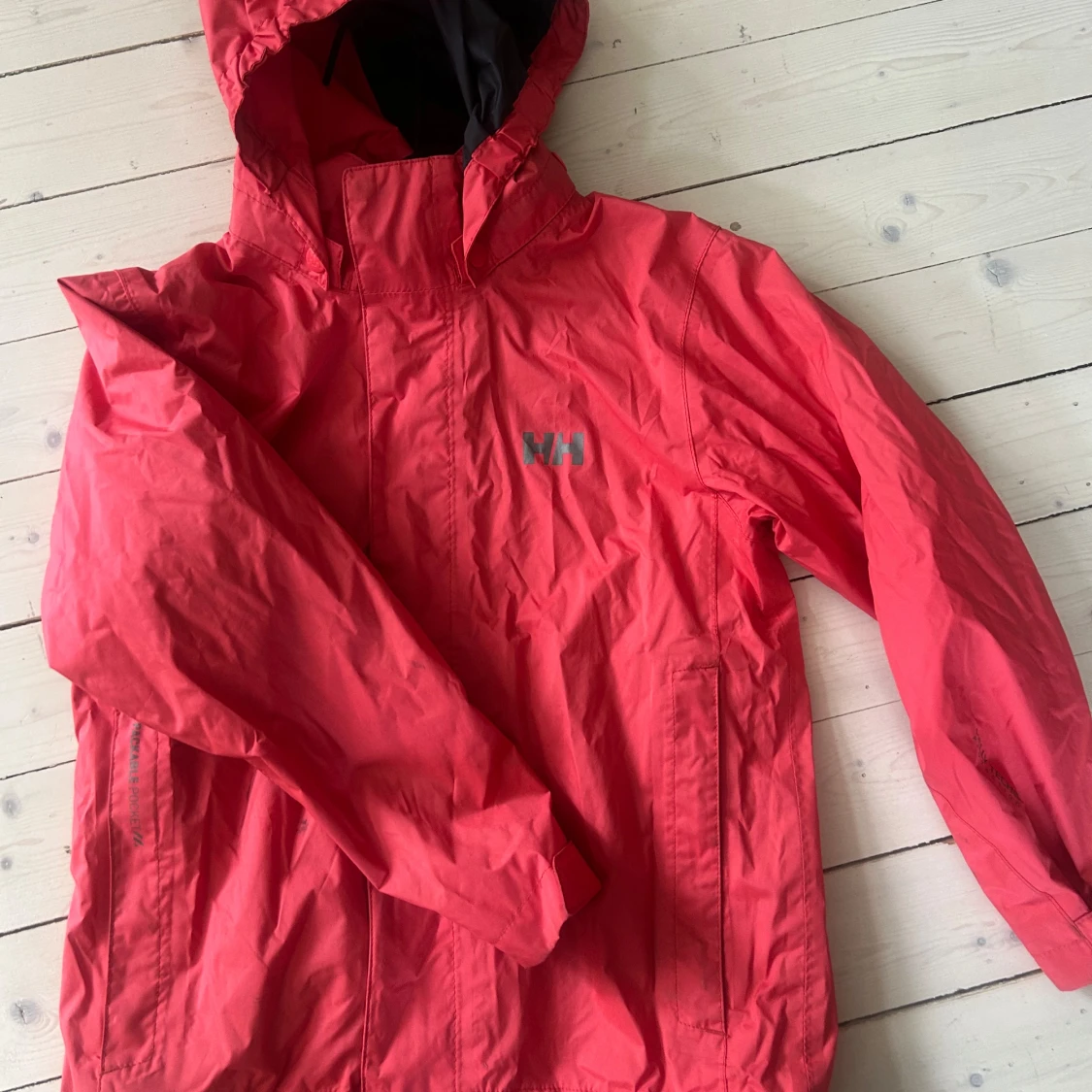 Röd vindjacka från Helly Hansen