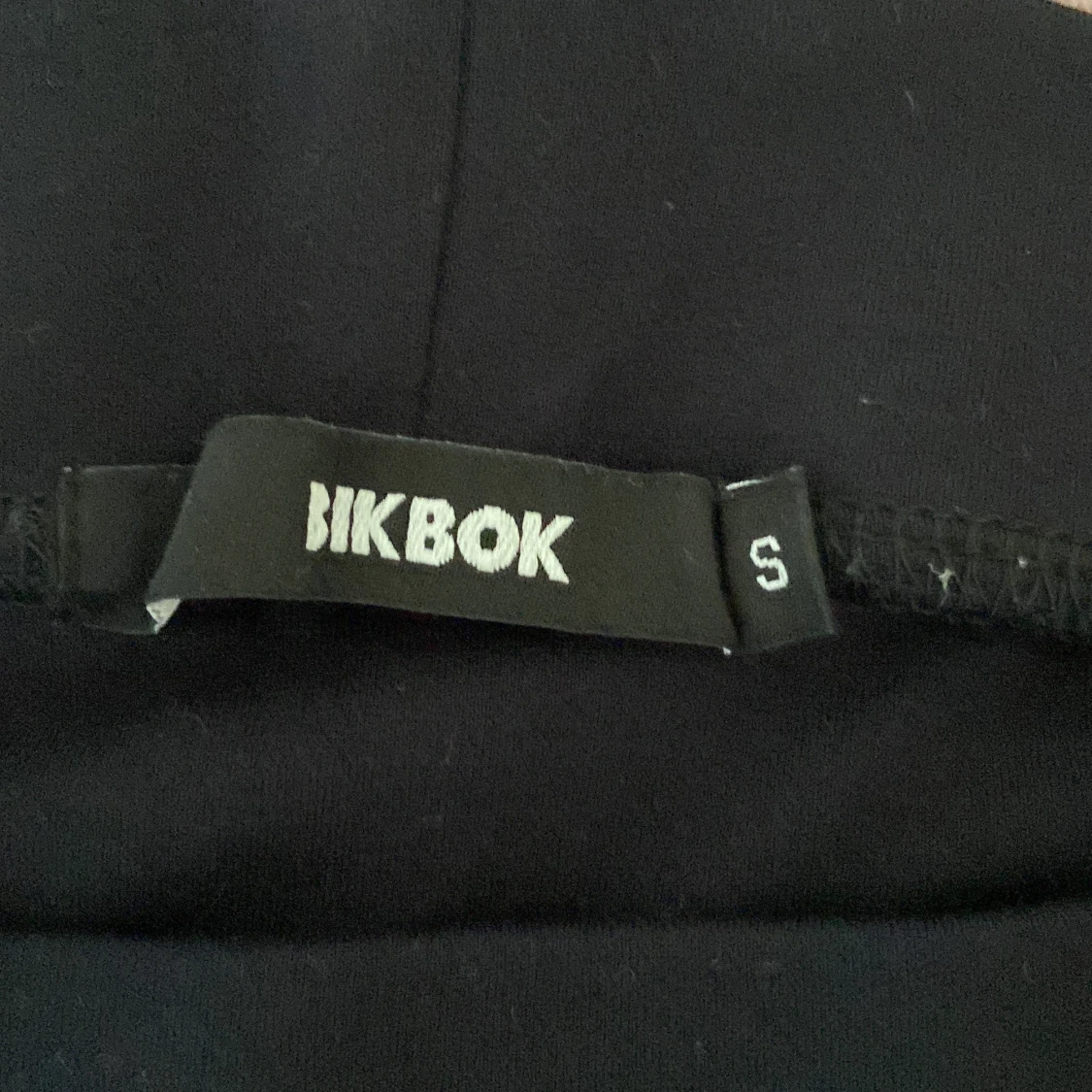 Svart kortkjol från Bik Bok - 1