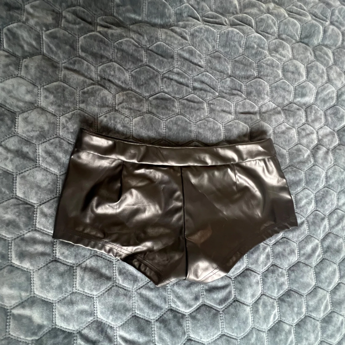 Svarta skinnshorts med knapp - 1