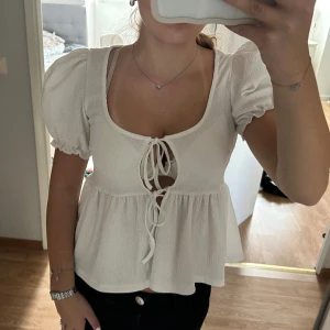 Superfin blus med puffärm från Gina Tricot! - Supersöt vit blus från Gina Tricot i storlek XS! Tycker denna top är så fin men använder inte den så mkt ❤️ pris kan diskuteras!