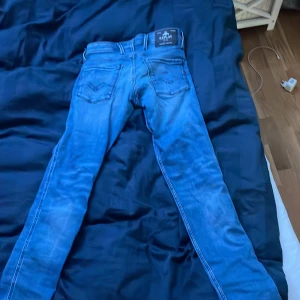 Blå Replay anbass jeans, midwaist, W29 L32 - Snygga blå jeans från Replay med klassisk femficksdesign. Jeansen har raka ben och normal passform, midwaist och är tillverkade i slitstarkt denim. Perfekta för dig som gillar en tidlös och stilren look.