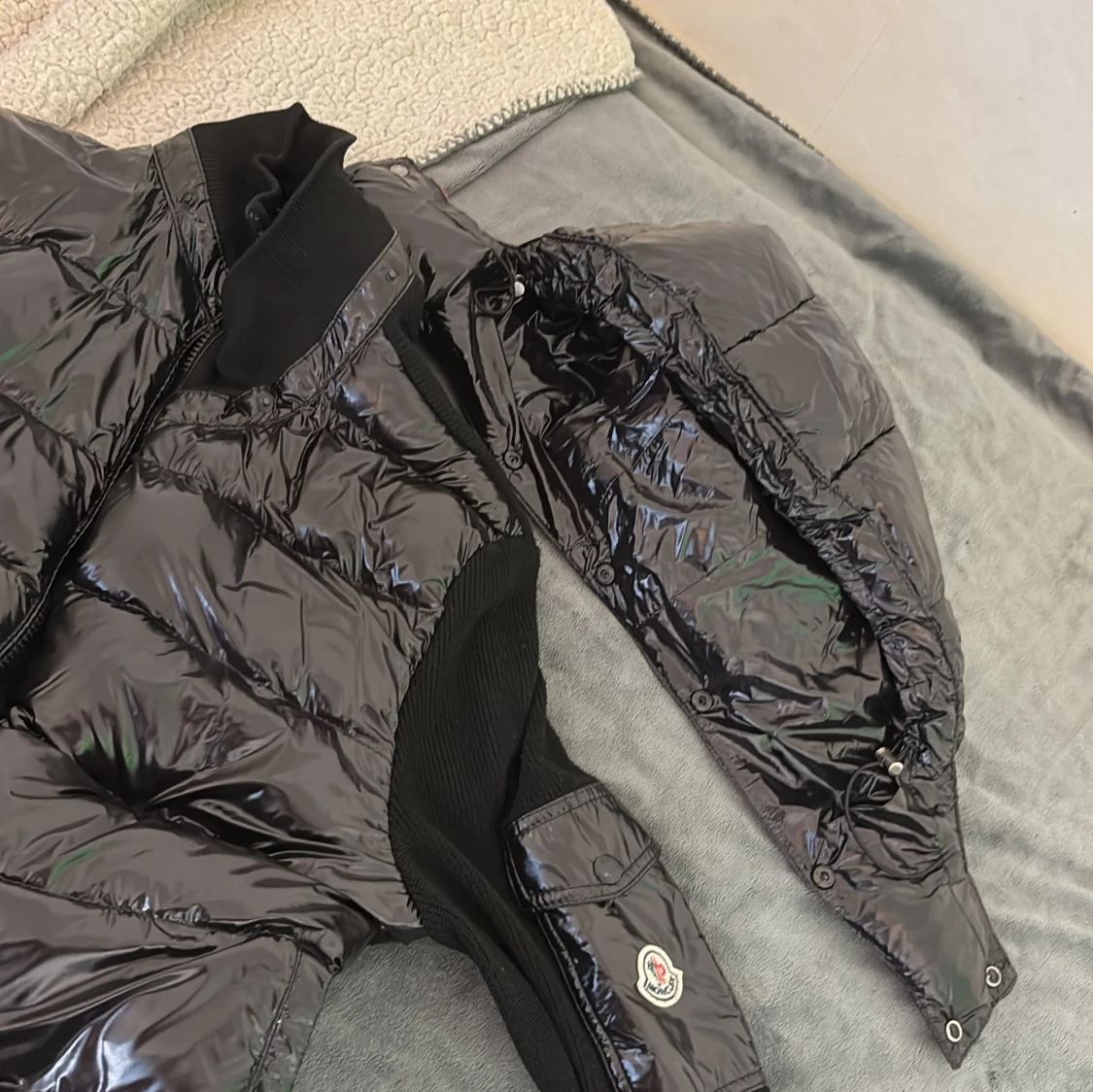 Svart dunväst med huva från Moncler - 4