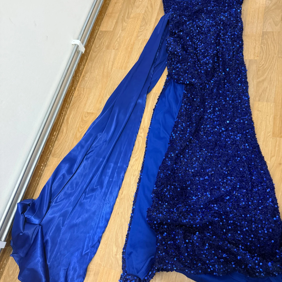 Glittrig blå långklänning med släp - 1