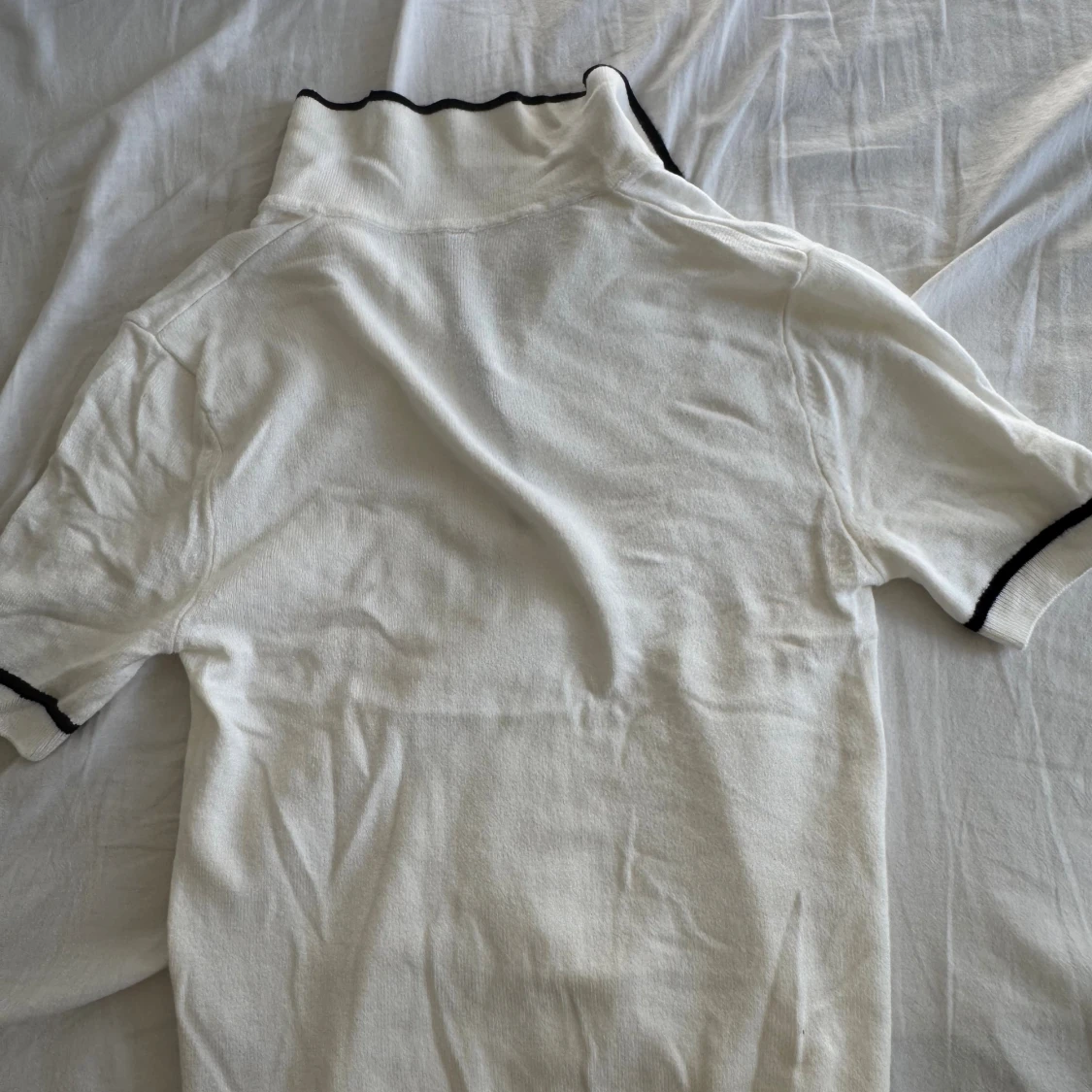 Vit pikétröja med svarta detaljer - 1