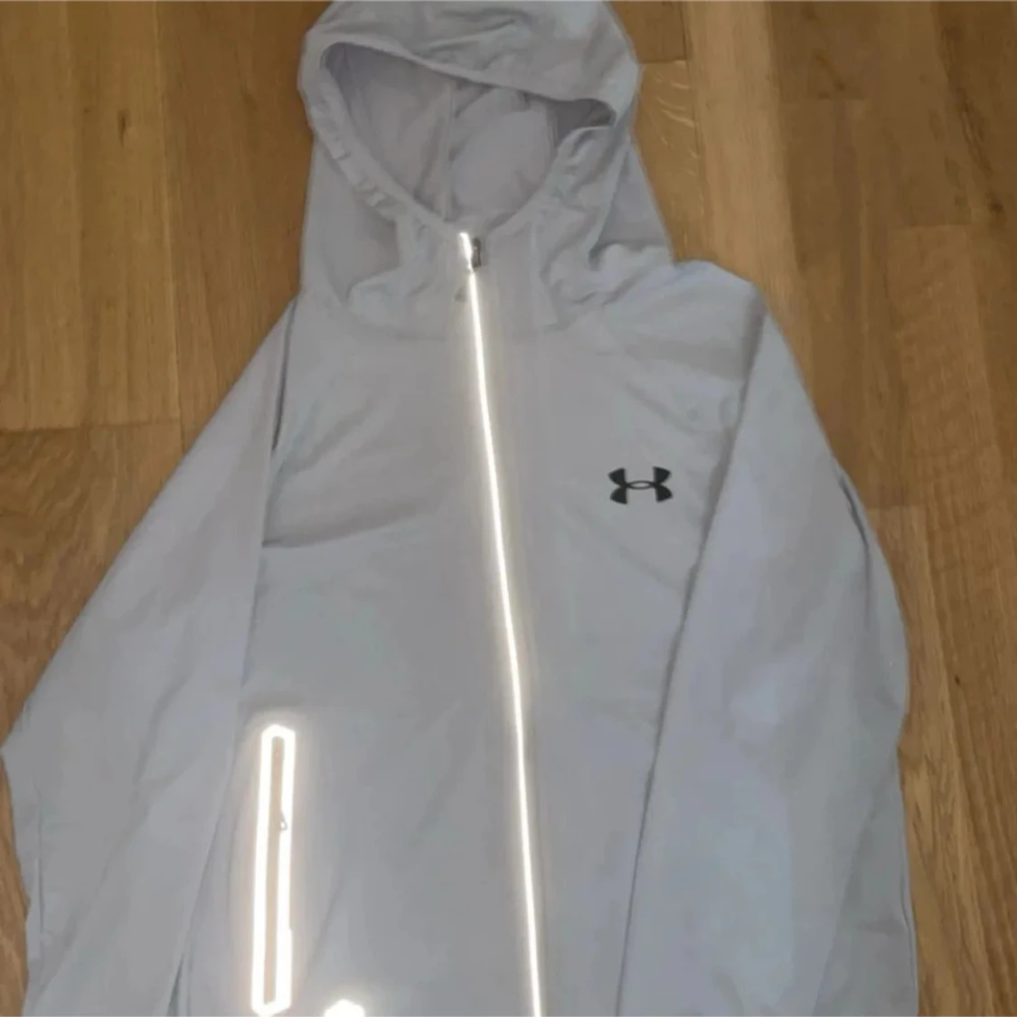 Ljusgrå vindjacka från Under Armour - 1