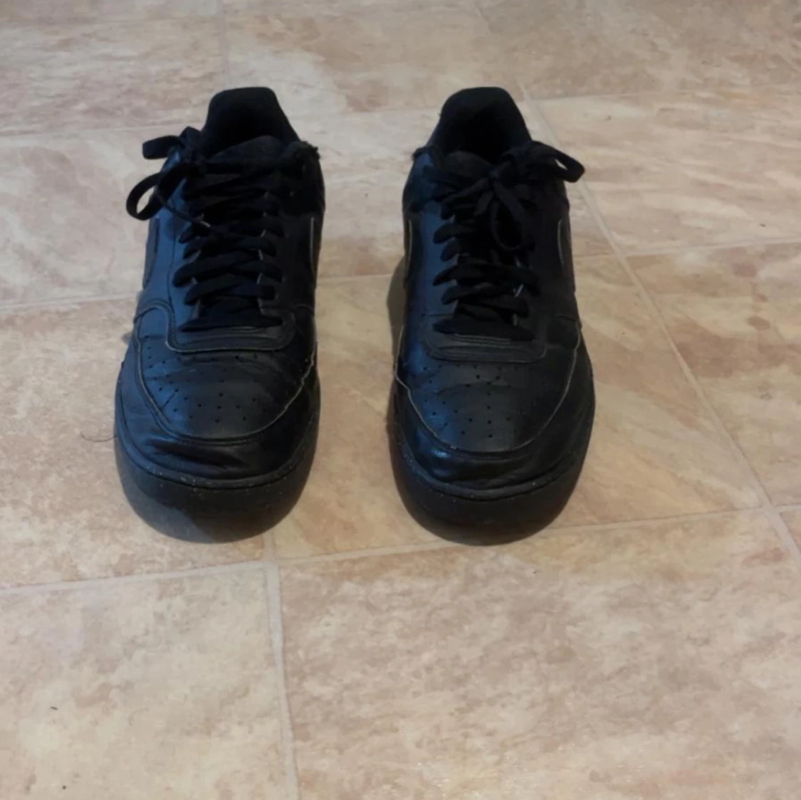 Säljer svart Nike court vison