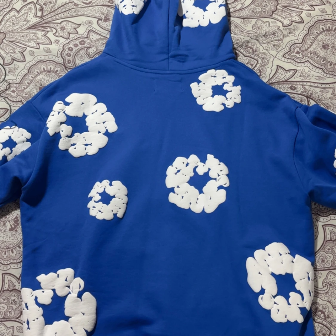 Blå hoodie med vita blommönster