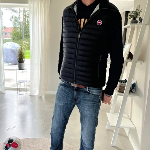 Colmar väst  - Snygg mörkblå dunväst från Colmar med huva och dragkedja framtill. Västen har quiltad design, två fickor med dragkedja och Colmar-logga på bröstet. Insidan är vit vilket ger en schysst kontrast. Inga defekter och priset är inte hugget i sten! Om ni har frågor eller funderingar så är det bara att höra av er! 