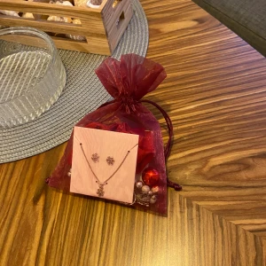 Juliga smycken - Säljer massa smycken med jul inspiration i en fin söt röd presentpåse🎄🎅🏻