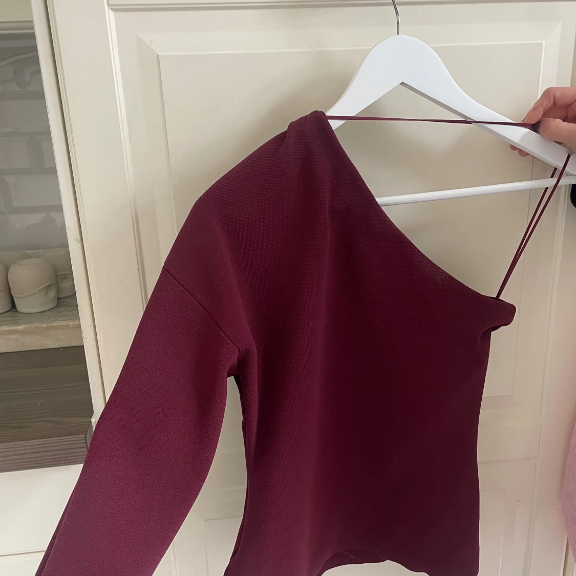 Vinröd oneshoulder topp från Zara - 1