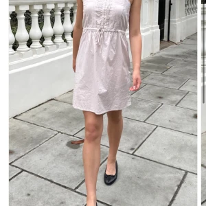 Vit oanvänd klänning från brandy Melville - Supersöt vit klänning från Brandy Melville! Helt oanvänd med prislappen kvar💗 Bilden från hemsidan är på samma modell fast i en annan färg, denna klänningen är vit🤍