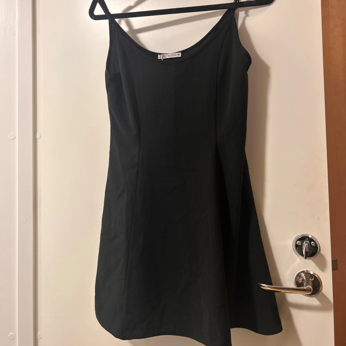 Svart kort klänning från Zara - 4
