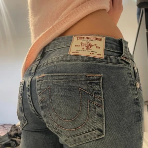 True Religion Low bootcut jeans  - Säljer ett par väldigt snygga Low bootcut jeans från True Religion, endast använda 2 gånger och säljer då de är lite för stora för mig. Stl 27💕💕
