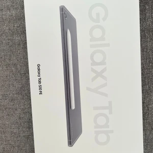 Galaxy Tab S10 FE - Samsung Galaxy Tab S10 FE surfplatta i originalförpackning. Snygg och modern design med medföljande S Pen. Förpackningen ser obruten ut och inga synliga skador eller slitage finns. Perfekt för både arbete och underhållning med stor skärm och kraftfull prestanda.  Unused still in packaging. Original pris 7,500