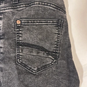 Svarta bootcut jeans från Garcia - Snygga svarta jeans från Garcia med bootcut passform och klassisk femficksdesign. Jeansen har en tvättad look och är tillverkade i mjukt denimtyg. Perfekta för dig som gillar en avslappnad men trendig stil.Och är high waist!