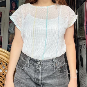 Nät t-shirt 80-tal - Cool nät T-shirt i fint skick. Står att den är i storlek L men skulle snarare säga S. Men det beror ju på hur tight man vill ha den, så kanske hade den passat någon med M. Jag kan mötas upp i Uddevalla centrum, annars fraktar jag gärna. Köparen står för frakten. (Står ej för postens slarv) katt finns i hemmet. 