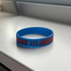 Blått Marcus & Martinus armband - Säljer för 420 då det inte går att köpa och den knappt är använd