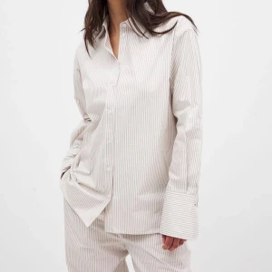 Randig skjorta från NA-KD i bomull - Randig skjorta i bra skick, använd 1 gång 