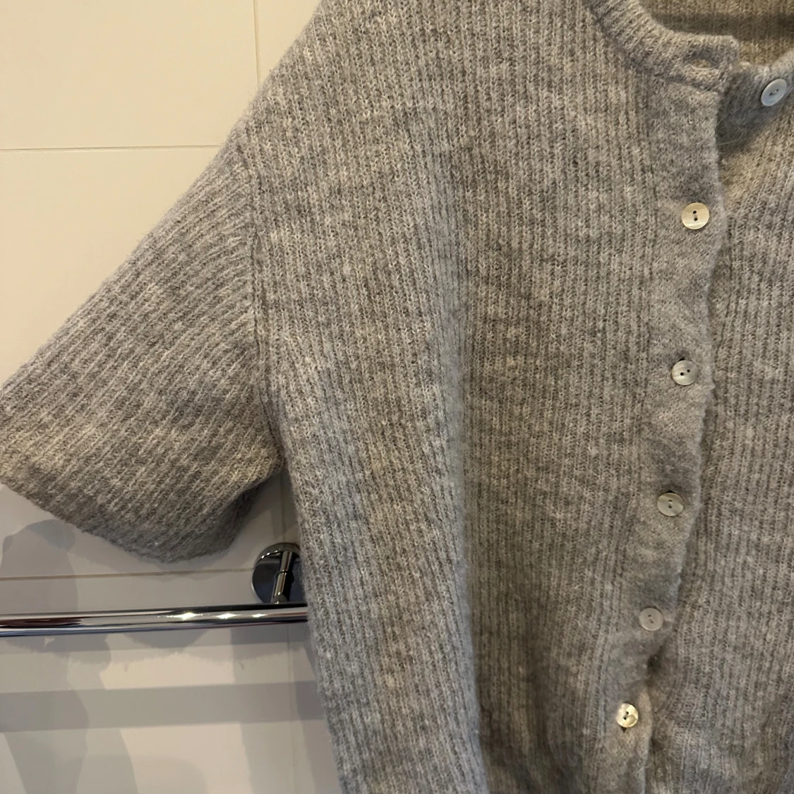 Grå ribbstickad kofta från Gina Tricot - 1