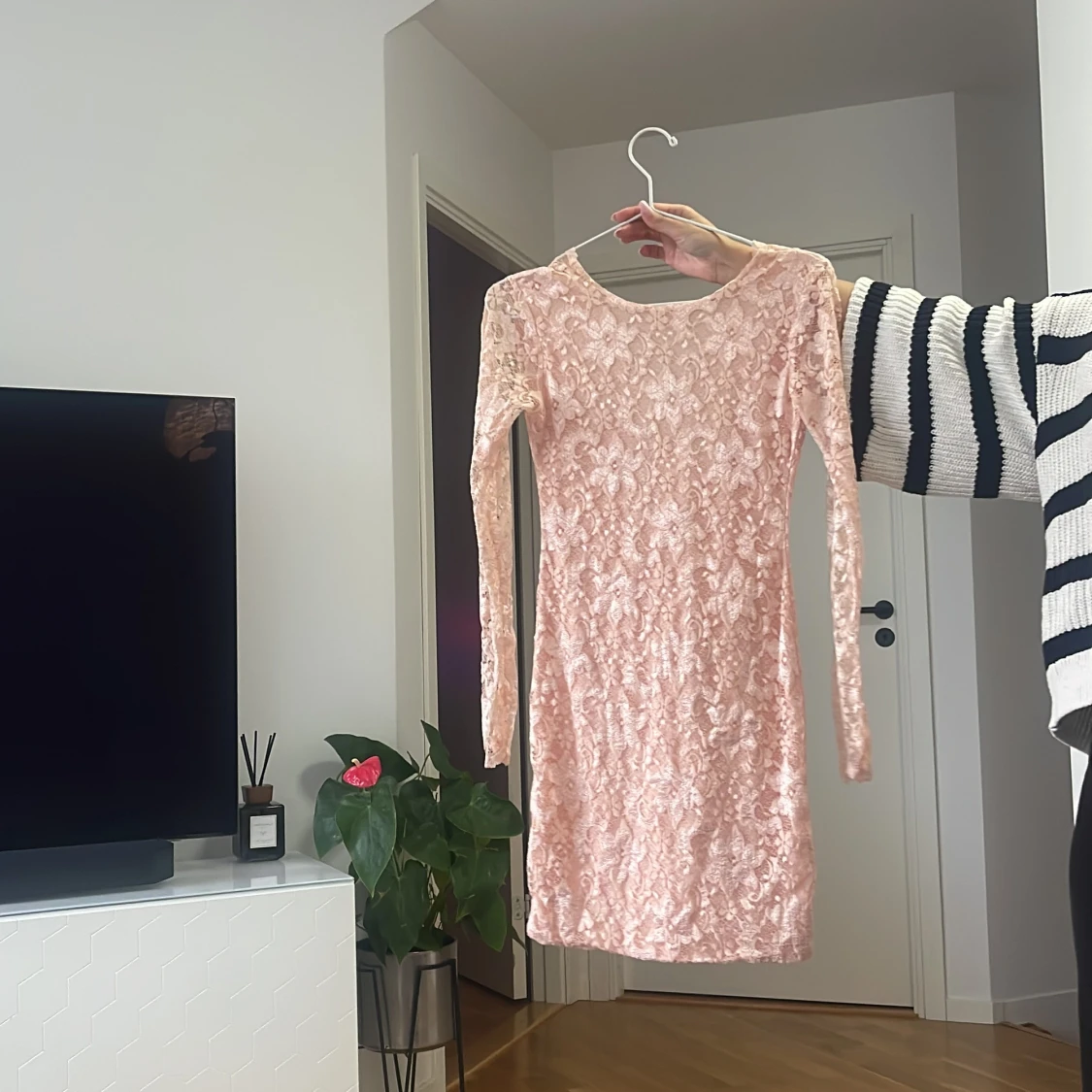 Ljusrosa spetsklänning med v-ringning