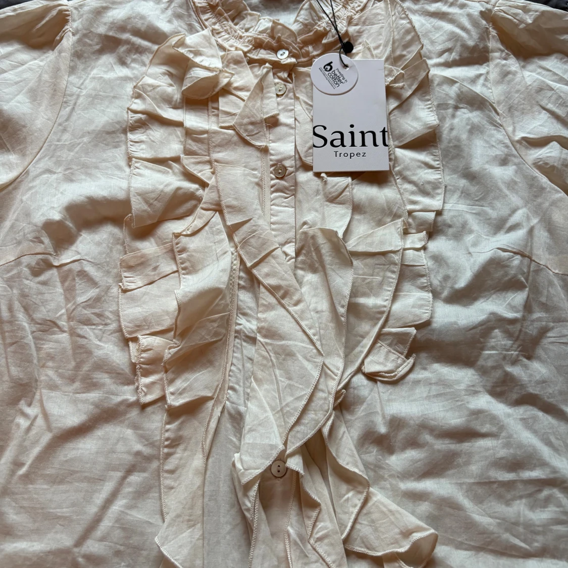 Beige volangskjorta från Saint Tropez