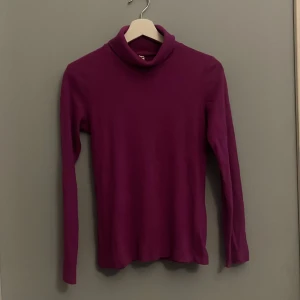 Magenta polotröja  - Magenta flispolotröja. Storlek S. Gott skick, inga defekter eller missfärgningar.
