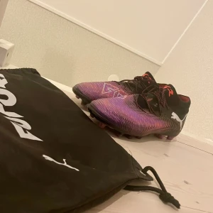 NYA Puma Future 8 ultimate AG Herr (EU 46, 30cm) Neymar edition - Felköp, använd nån gång. Det är en sko gjord för konstgräs (AG), inte riktigt gräs!  Stjärnan Neymar’s collection sko.  Breda och bra ventilation. Bra stöddämpning. Bra stabilitet vid närkamper.  Allmänt riktigt sköna skor